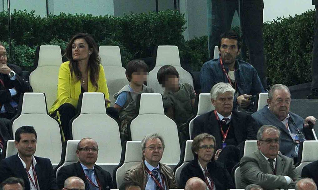 Alena guarda altrove: allo stadio  arrivata con i bambini, ma non col marito che nel pomeriggio ha partecipato a un evento a Verbania. Liverani